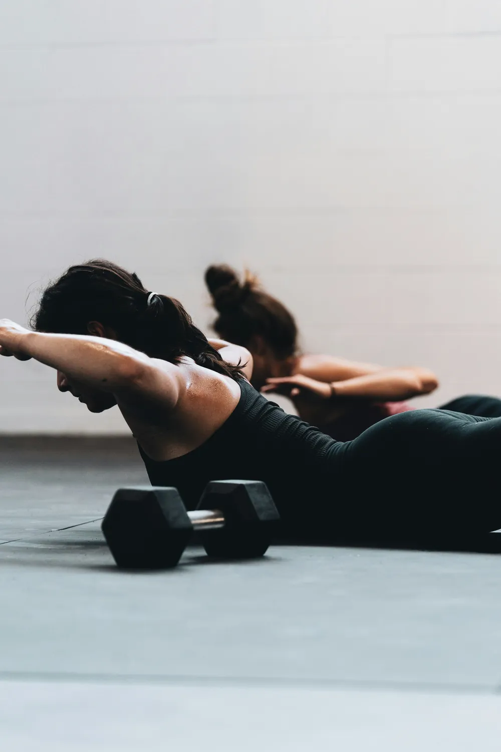 Séance d'entraînement collective dans un studio de sport